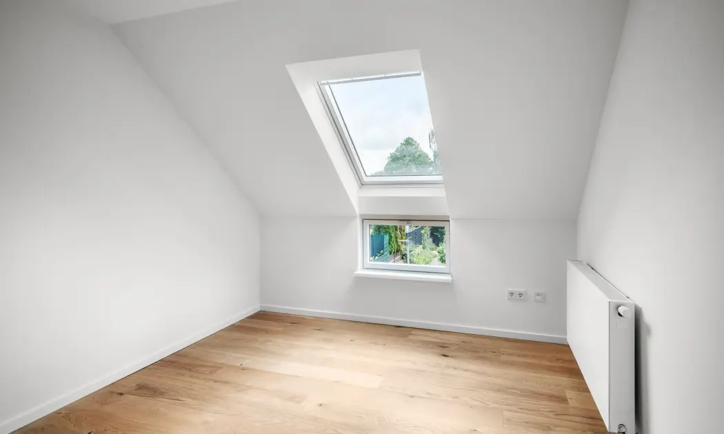 Weiteres Dachzimmer mit Dachfenster