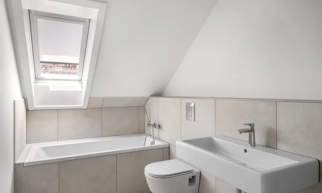 Modernes Bad mit Badewanne und Waschtisch