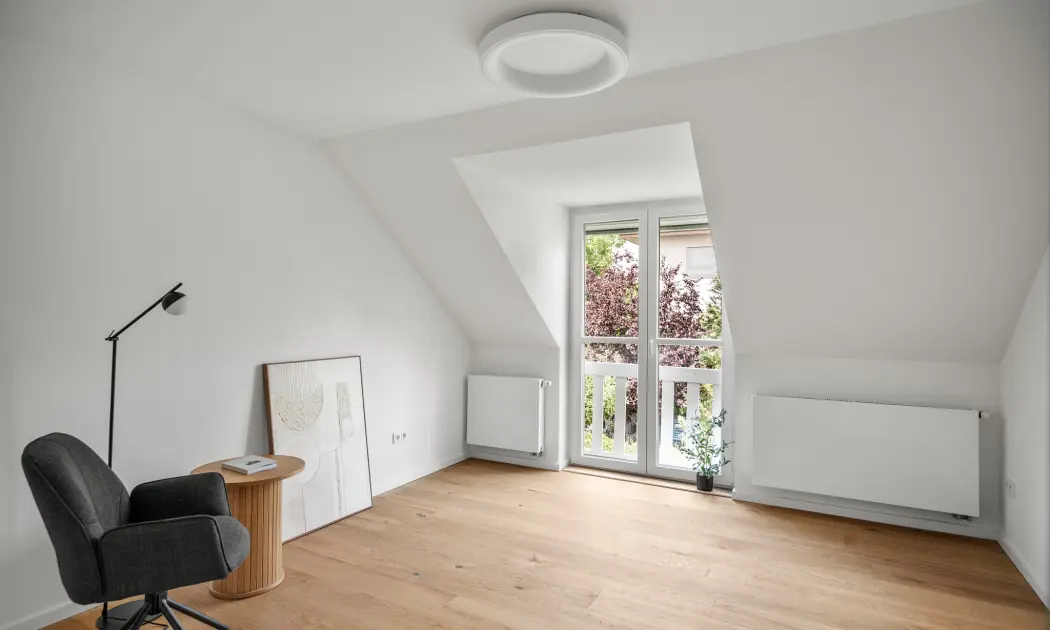 Dachzimmer mit bodengleichem Fenster