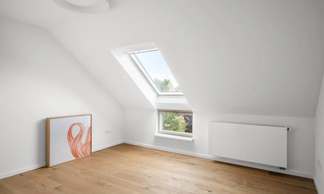Weiteres Dachzimmer mit Fenster und Schräge