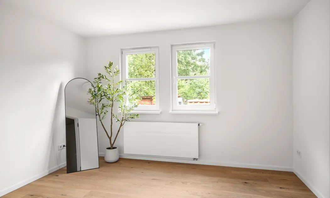 Schlafzimmer mit zwei Fenstern