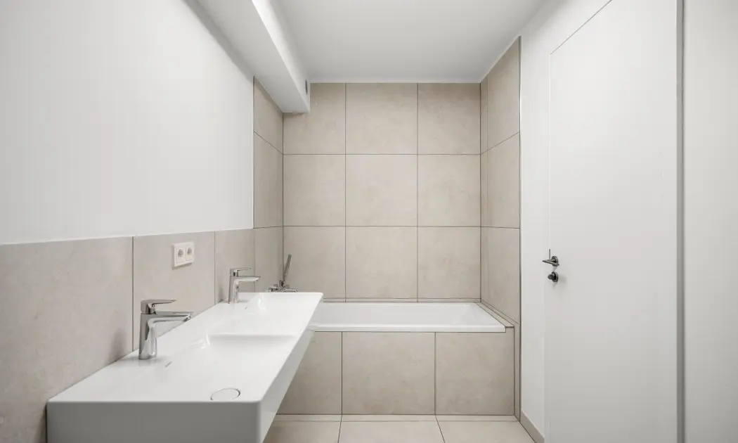 Bad mit Doppelwaschtisch und Badewanne