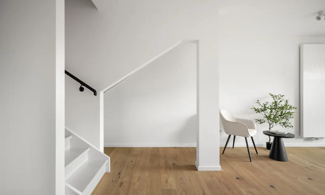 Wohnbereich mit Treppe und Eichenparkett