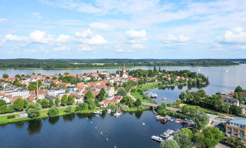 Luftbild am Wasser