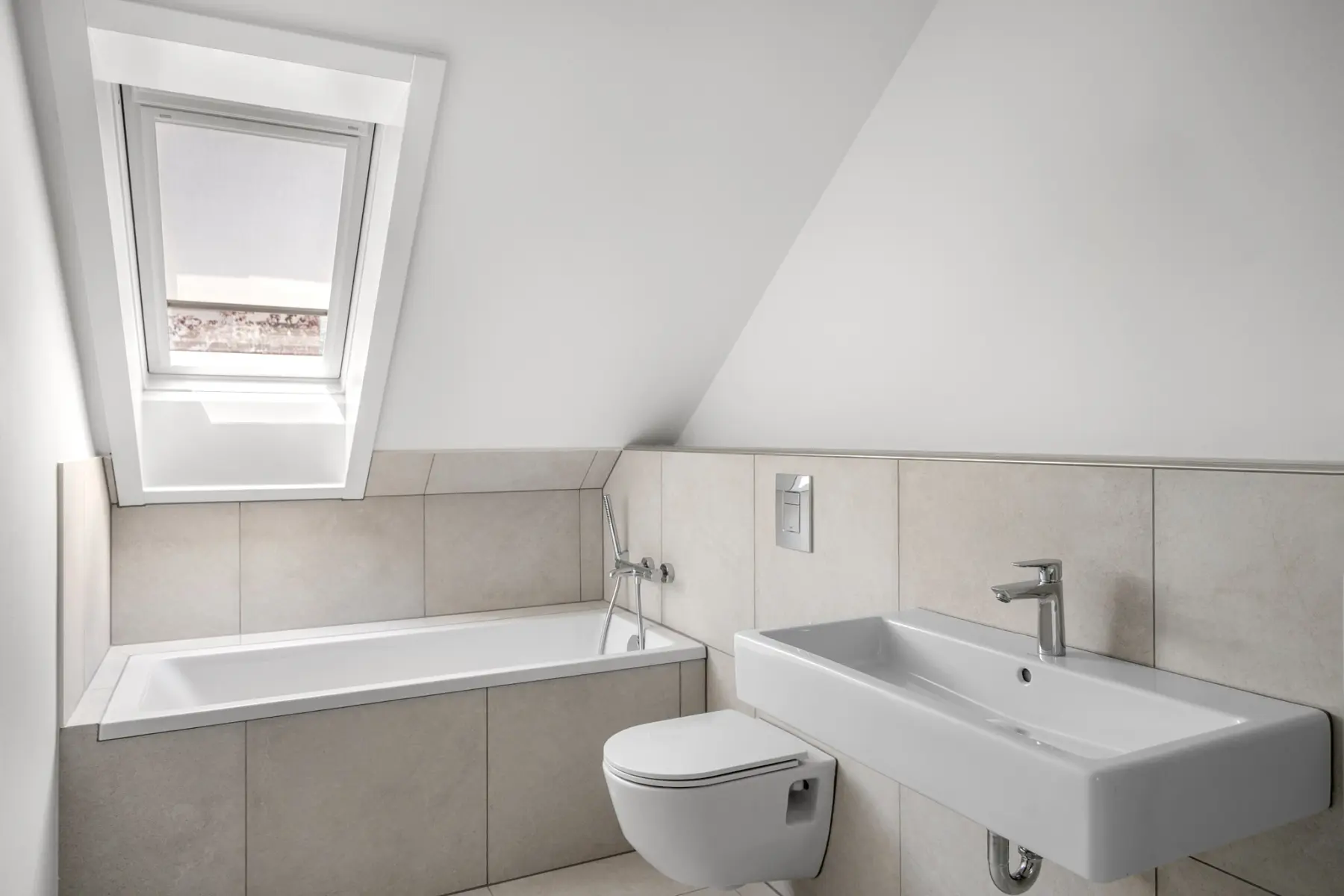 Modernes Bad mit Badewanne und Waschtisch