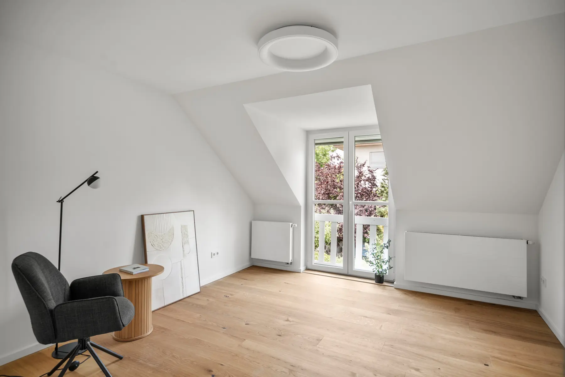 Dachzimmer mit bodengleichem Fenster
