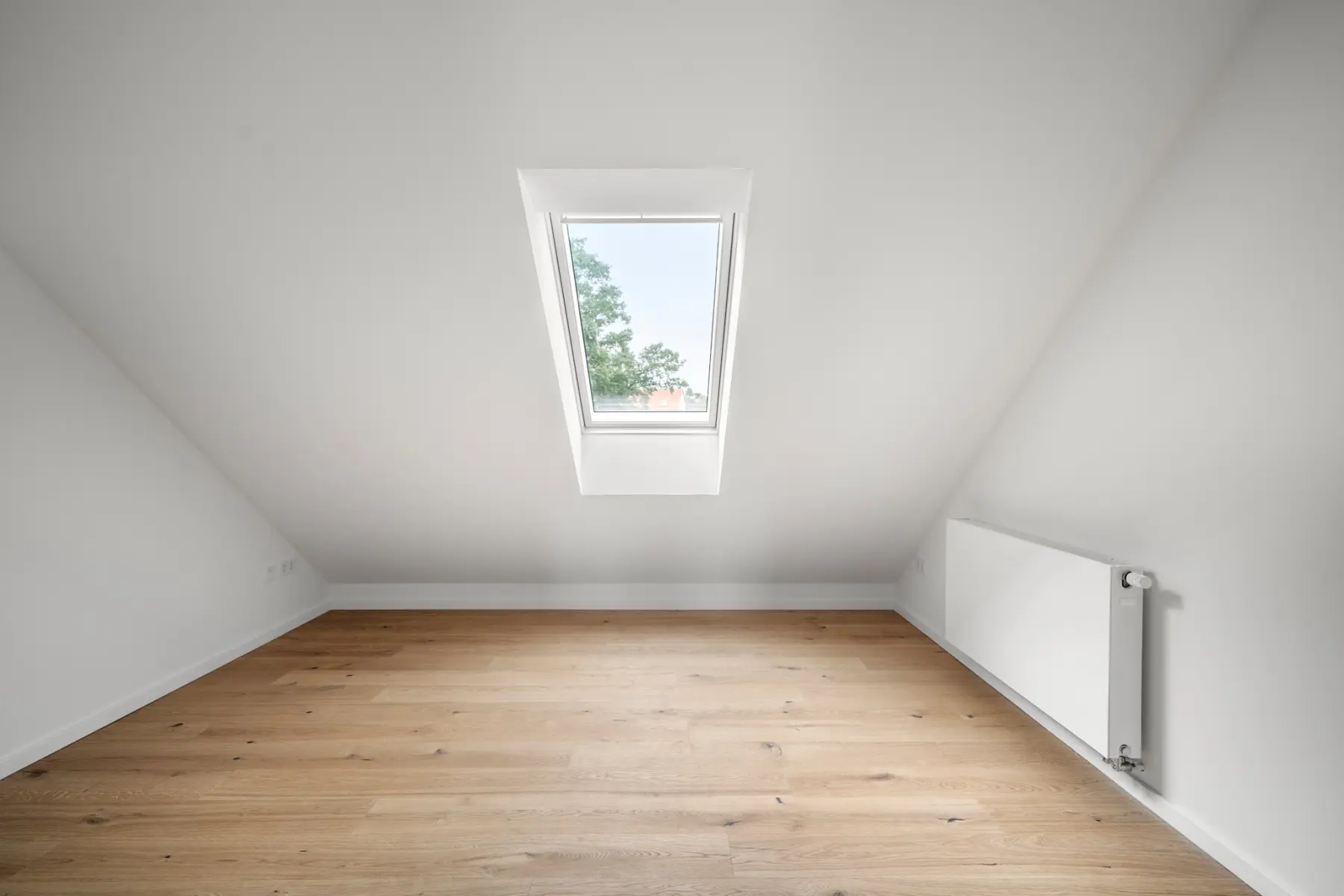 Dachzimmer mit Dachfenster