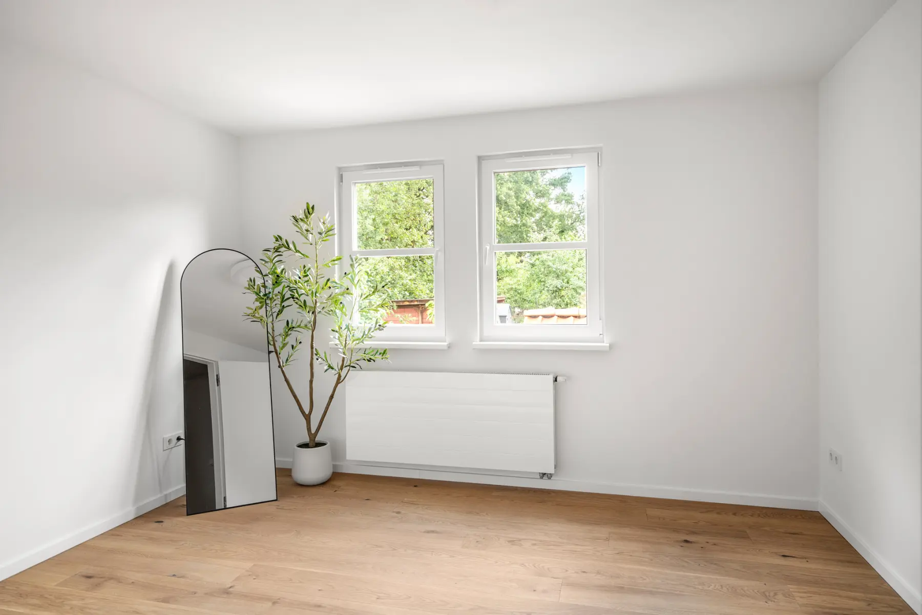 Schlafzimmer mit zwei Fenstern