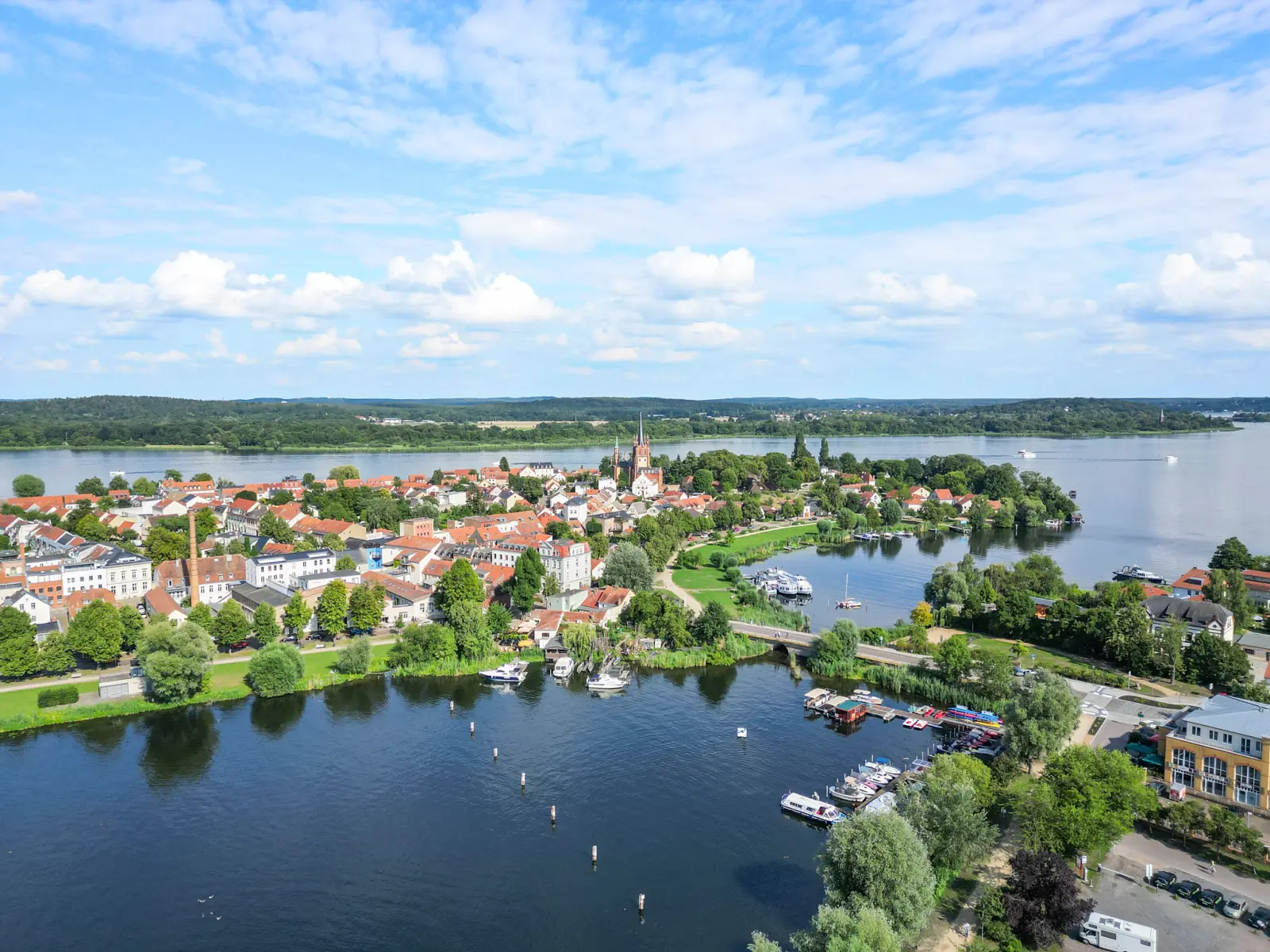 Luftbild am Wasser