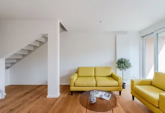 Wohnzimmer mit Sofaecke und Treppe