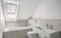 Modernes Bad mit Badewanne und Waschtisch